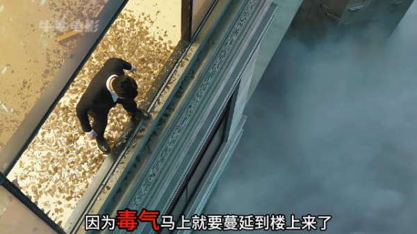 男人仅凭一己之力,竟救下了一家人的性命!