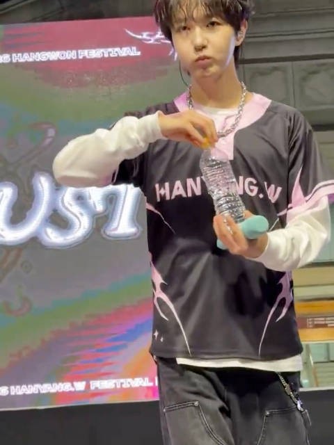 小卷毛 喝水臉鼓鼓嘟～ on1y_JS