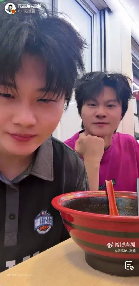 双胞胎高月问店员我们像不像，店员反应懵了