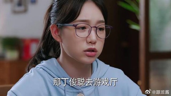亲妈重男轻女,女儿联系工具都没,给儿子花钱游戏