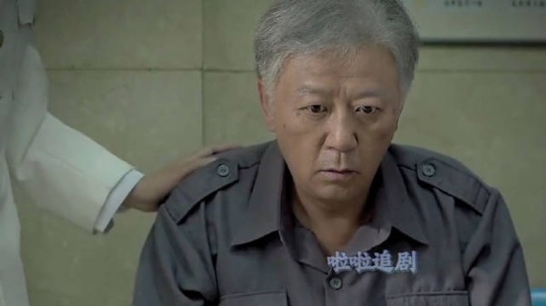 安杰熬夜织毛衣突然昏倒,不料吓哭了江德福 父母爱情 梅婷刘琳刘奕君郭涛
