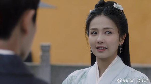 时宜帮周生辰烧香 周生辰在殿外等候,活脱脱小夫妻