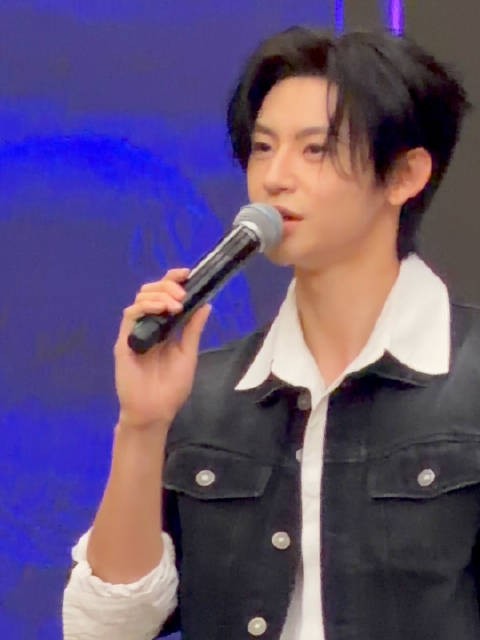 小鬼发布会自我介绍，我不想说此男帅成啥了