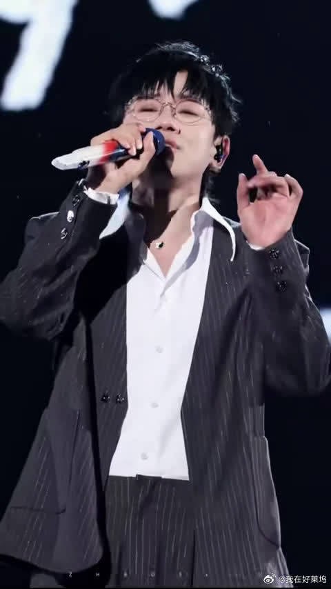 张杰演唱会水幕开场，水流光影相融氛围绝了
