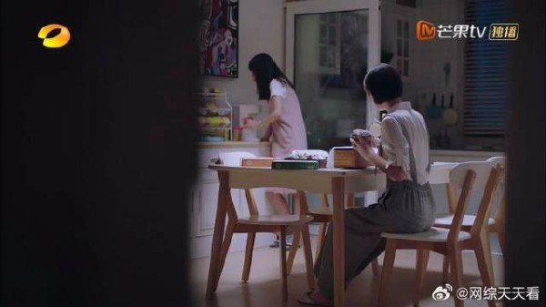 凌霄要去新加坡,闺蜜贴心准备点心,怎料下秒傻眼了
