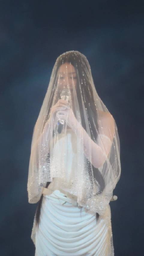 单依纯成都演唱会开场,蛋神降临,七彩光好绝,好美!好高级,啊啊啊啊