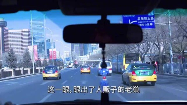 深夜独闯人贩老巢救出女孩,理发后拍下第一张父女合影