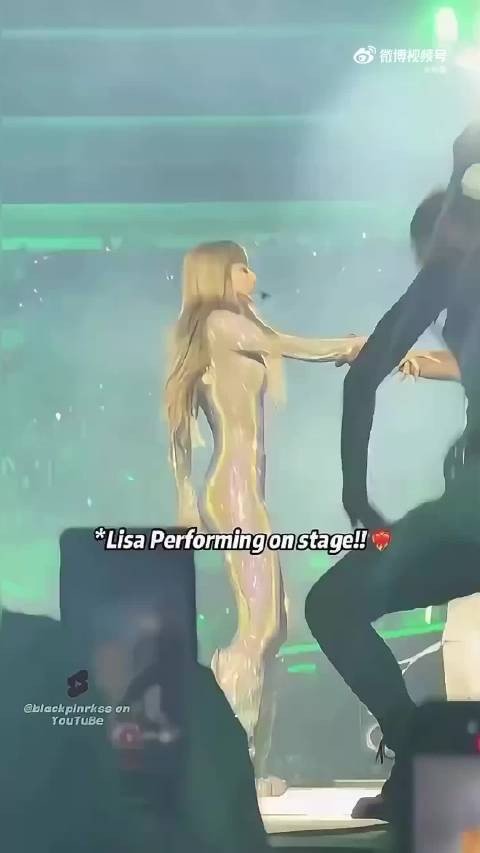 Lisa耳返掉落三个动作救场,视频播放量破千万
