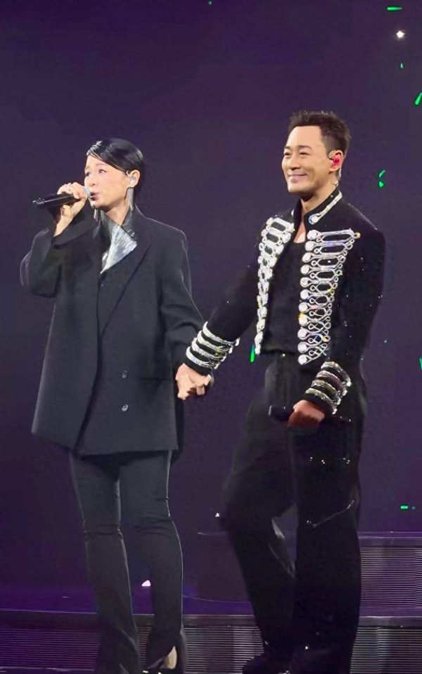 惊喜!林峯胡杏儿相隔多年再合体,牵手唱主题曲,台上亲密擦汗