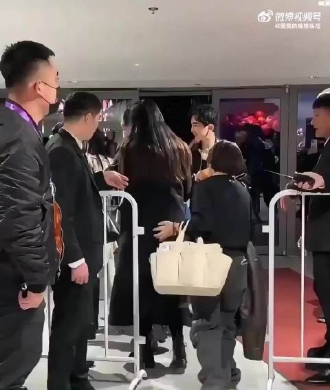 “娜扎台上性感台下保守，马上就把胸遮了起来，安全意识超强 ”