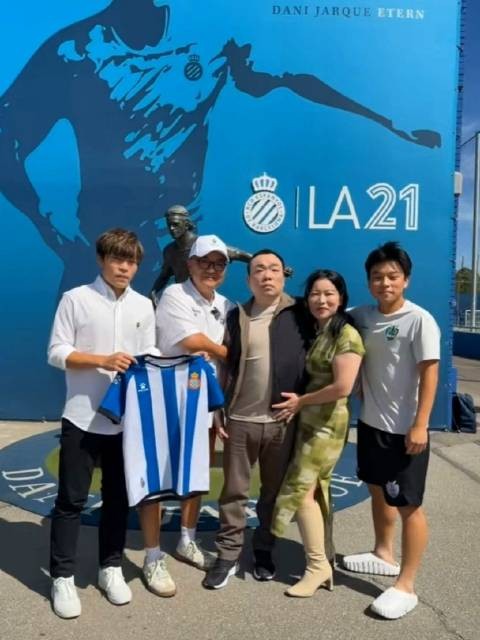 吕孟洋加盟西班牙人,家人搀扶父亲见证