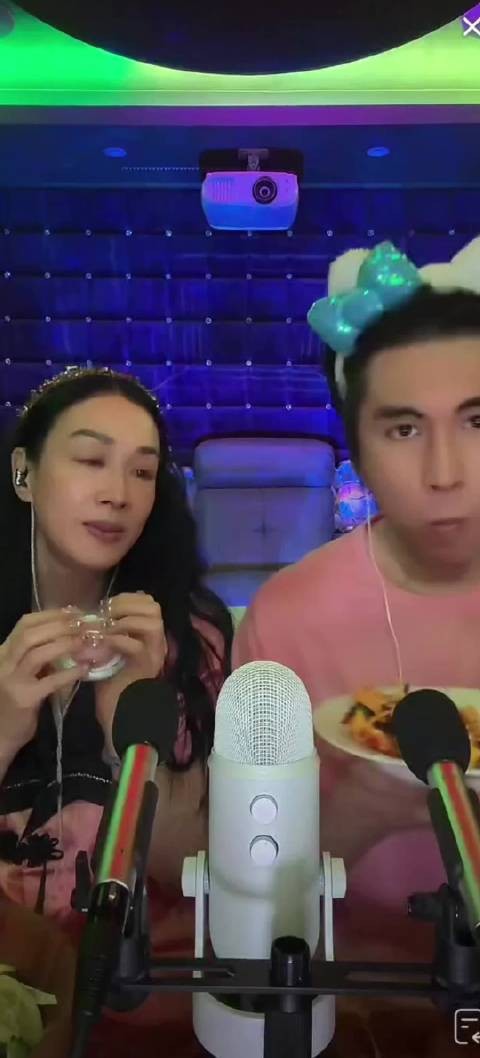 钟丽缇助眠张伦硕在旁边吃饭！一个真吃一个假吃，太搞笑了