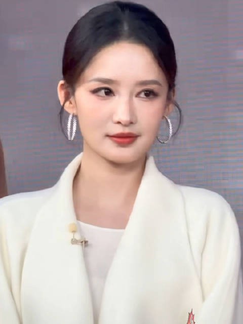 李沁今天透露新剧将播,白月光千金感