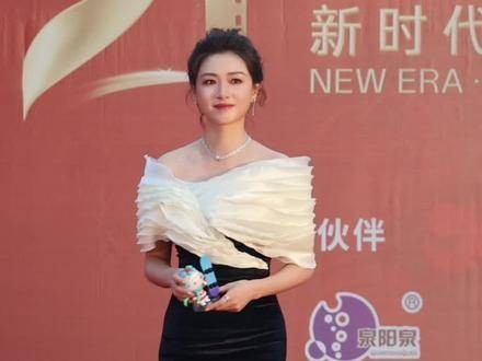 优雅中透着凌厉,气场里藏着柔美