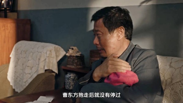 将女儿还回去后,霍青莲新生悔意在大巴拦下女儿