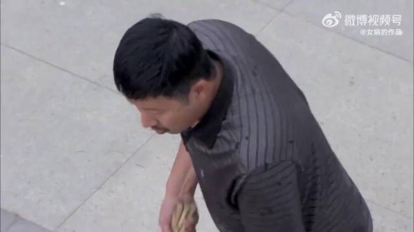 邻居吵架,怎料女邻居太厉害,竟拿花盆砸他!