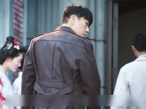 男人转身时突然发现，井盖动了一下