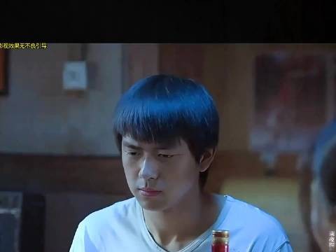 高考状元庆功宴上倒酒决裂,与母断绝关系令其搬走