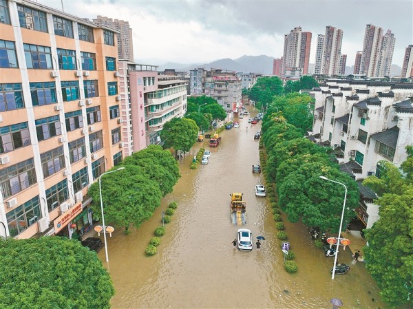 受台风“沙德尔”等因素影响,福建省福州市闽侯县多个乡镇遭遇短时强降雨,部分乡镇出现积涝。新华社记者 姜克红摄