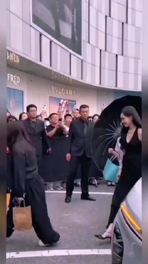 活动现场唐嫣换上多年前同款发型,瞬间勾起无数人的青春回忆…