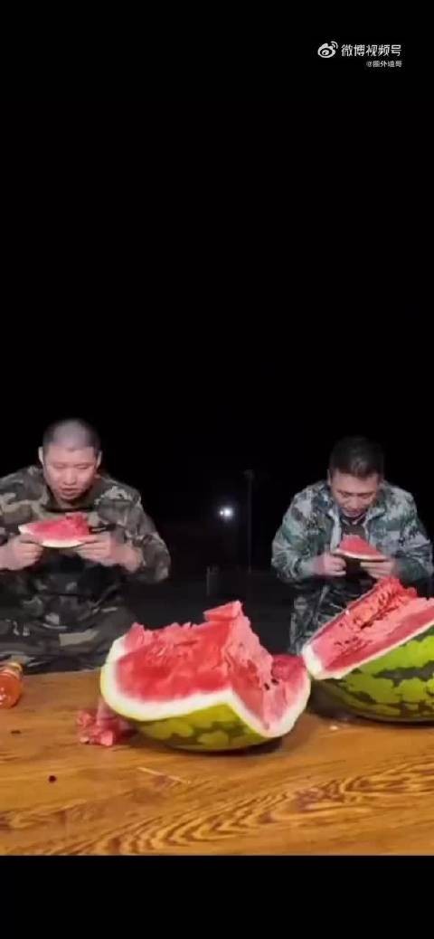 二驴这吃西瓜速度赶上吞西瓜了,旁边六扯都没反应过来怎么比?