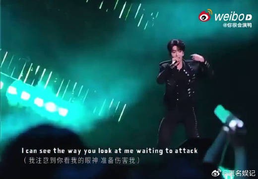 两位年轻歌手接力输出高音,一唱一接的默契度拉满,舞台氛围感直接拉满