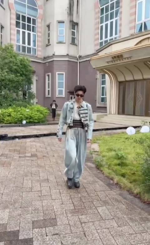 张真源一秒看破陈哲远T牌蒙混,反转逗笑全场