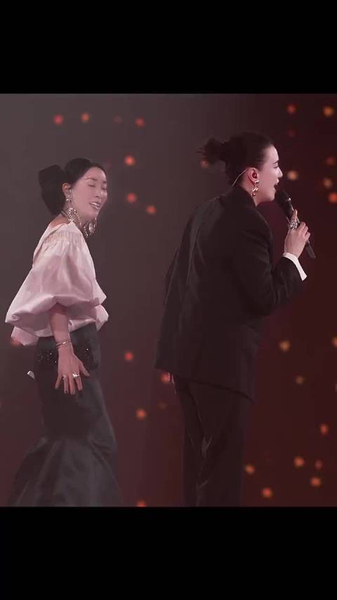 宋佳现身那英演唱会献唱《梦醒了》，8岁学柳琴多才多艺