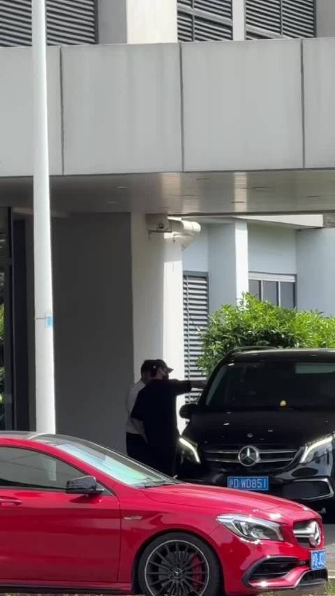 李现放下背包打招呼了好久，暖心的现哥