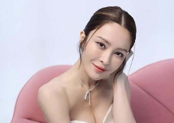 太突然！TVB知名女艺人疑在泰国耍大牌，遭网友怒斥：是十八线艺人吧