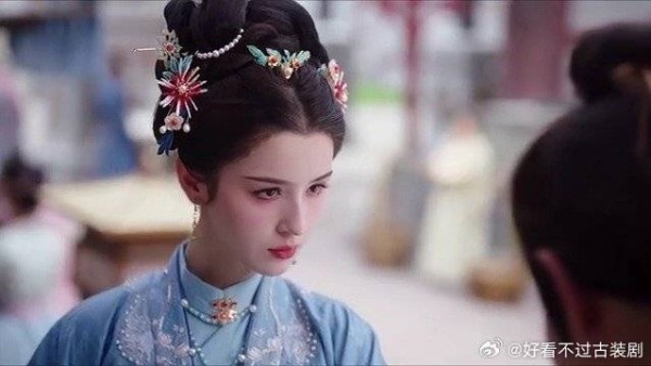 地痞流氓敢调戏女统领！要不是贵公子拦着，他就得死这