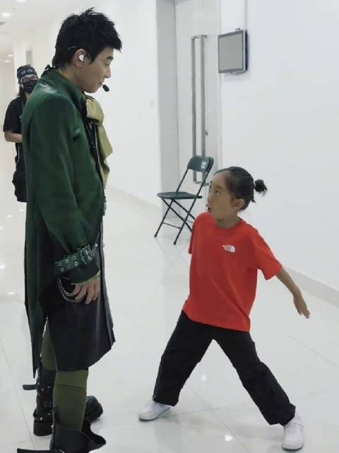 春哥一家子都去做他后援团，幸福的一家，可爱的儿子，美丽的太太