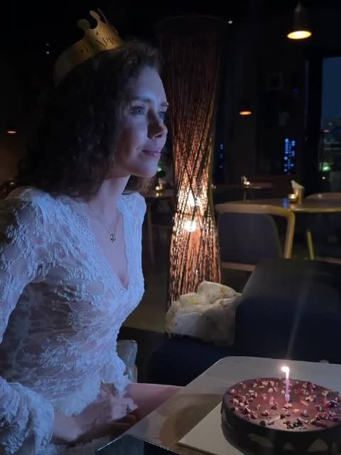 莱巴金娜的姐姐庆祝生日,是一直生活在中国了么?