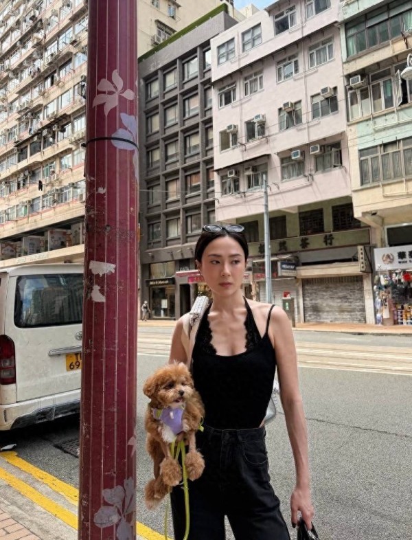 TVB知名女星带爱犬逛街身材抢镜!曾帮父母还债,27岁参选港姐
