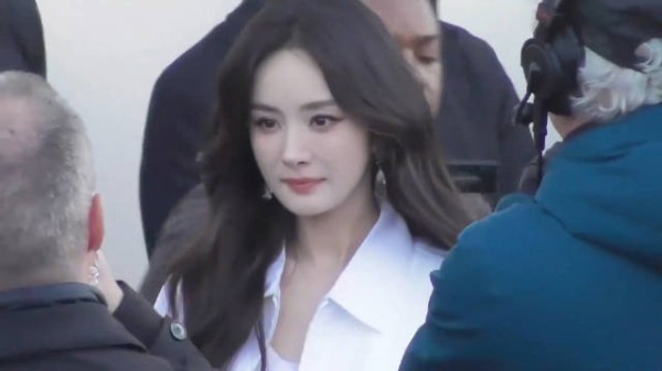来回味杨幂女王闪耀米兰的东方神颜,难怪Prada官方镜头要给她怼脸特写! .