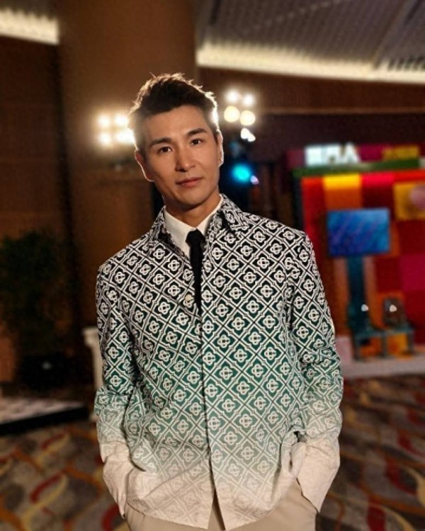 TVB视帝终有台庆剧播出，演富二代圆梦超跑，与视后隔15年再合作