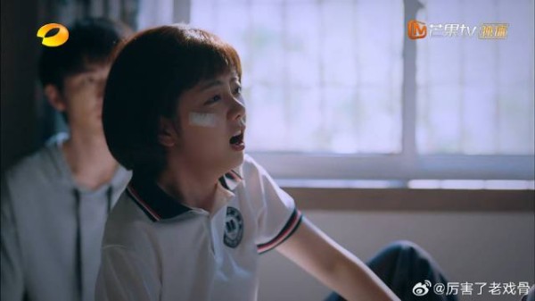 尖尖守着李爸补觉 李爸起身碰到她的伤口,疼得她嗷嗷叫