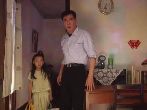 快30岁的男人,竟让一个7岁小女孩伺候他的一日三餐