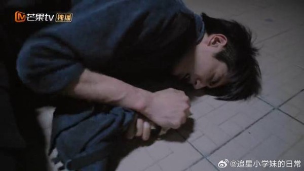 陈异被人围堵，寡不敌众被打伤，死死护着钱不被拿走