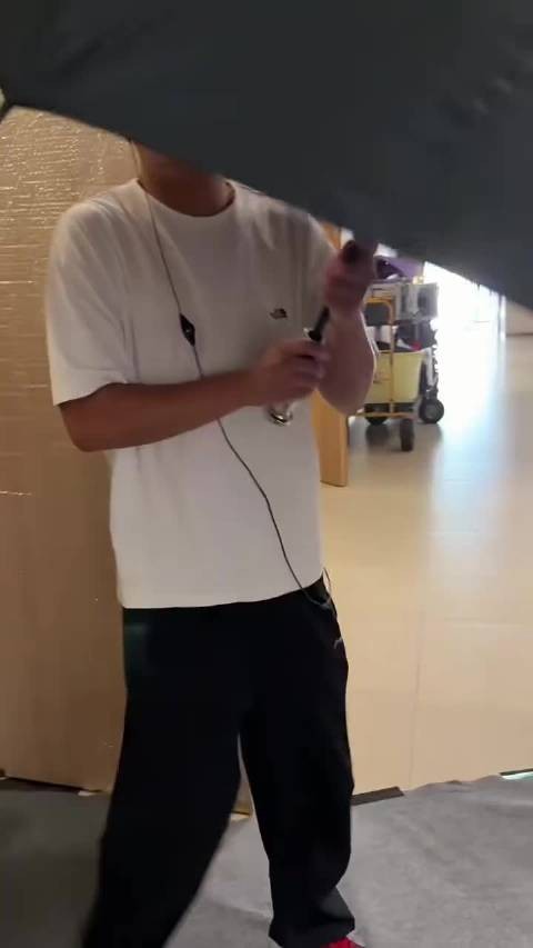 魏大勋牵手田曦薇跑出企鹅步,身高差暗藏地位落差