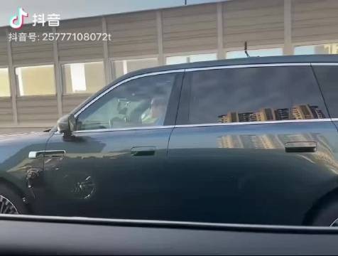 握草,雷总竟然亲自开澎程 ,不是有司机吗?