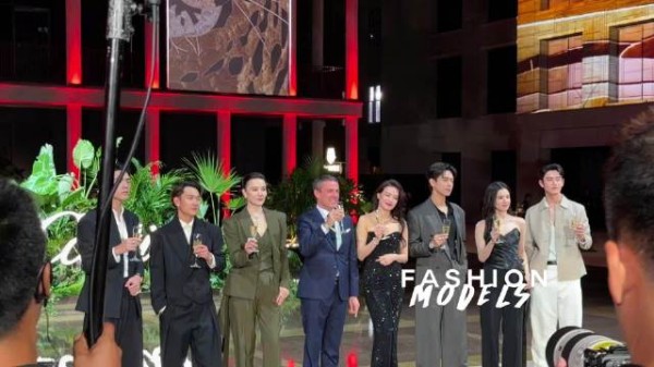 舒淇、宋佳、李现、张婧仪、苏翊鸣、王天辰、陈昊森与品牌高层共同举杯留影
