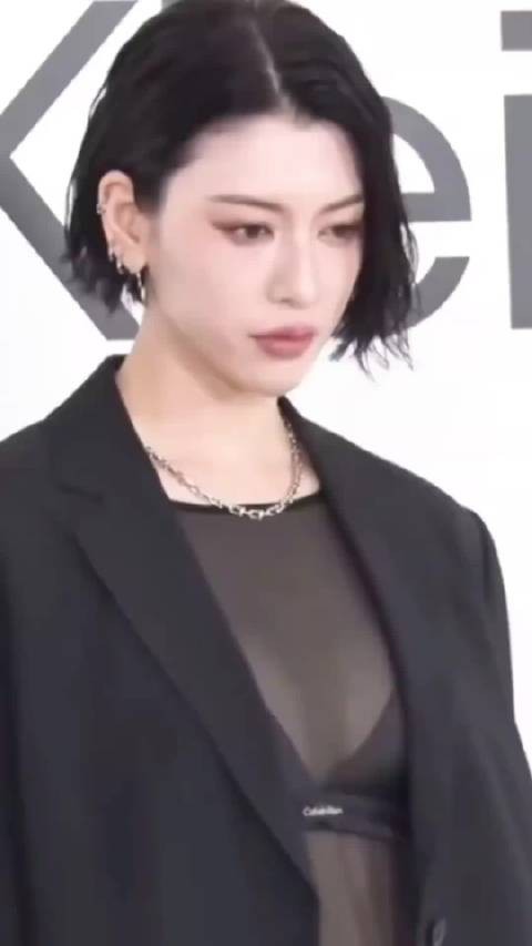 三吉彩花身材皮肤长相顶级，展现成熟魅力