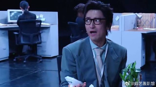 王传君组演绎《请我不改》 化作职场寓言大戏,狠狠戳中无数打工人内心