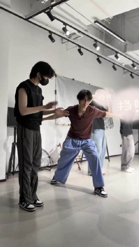我真笑得不行 让学一下喵的动作 邱鼎杰：暴风星云裂！