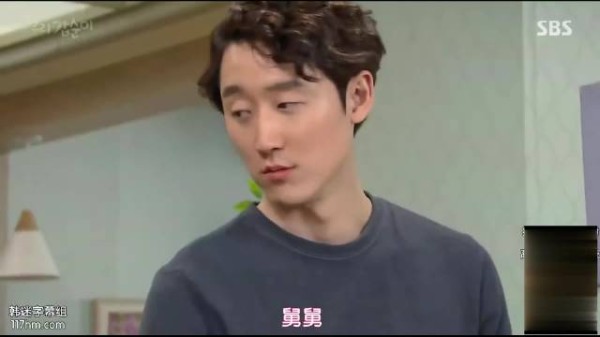 对着镜头找女儿,说着说着眼泪就下来了