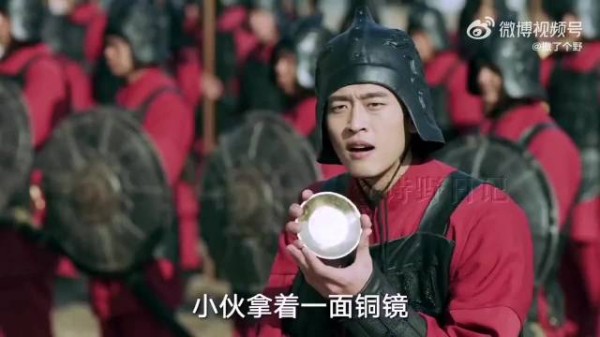 小伙拿着一面铜镜引起公公的注意,成功的拆穿了一件惊天大阴谋!