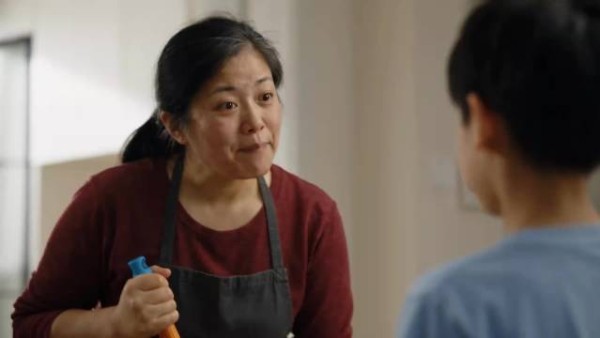 哥哥牵住弟弟的手,童年放弃不再重演