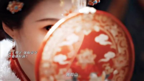 不用刻意制造冲突,一些细碎的肢体互动,就把两人之间的拉扯感演出来了