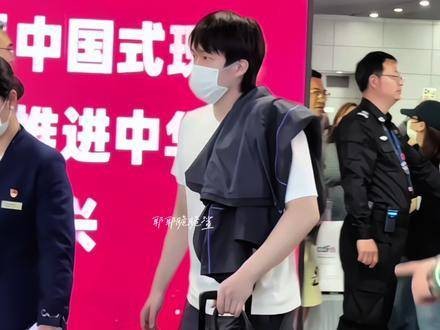 迎面而来的，是今年埃文斯杯桂冠得主——王楚钦
